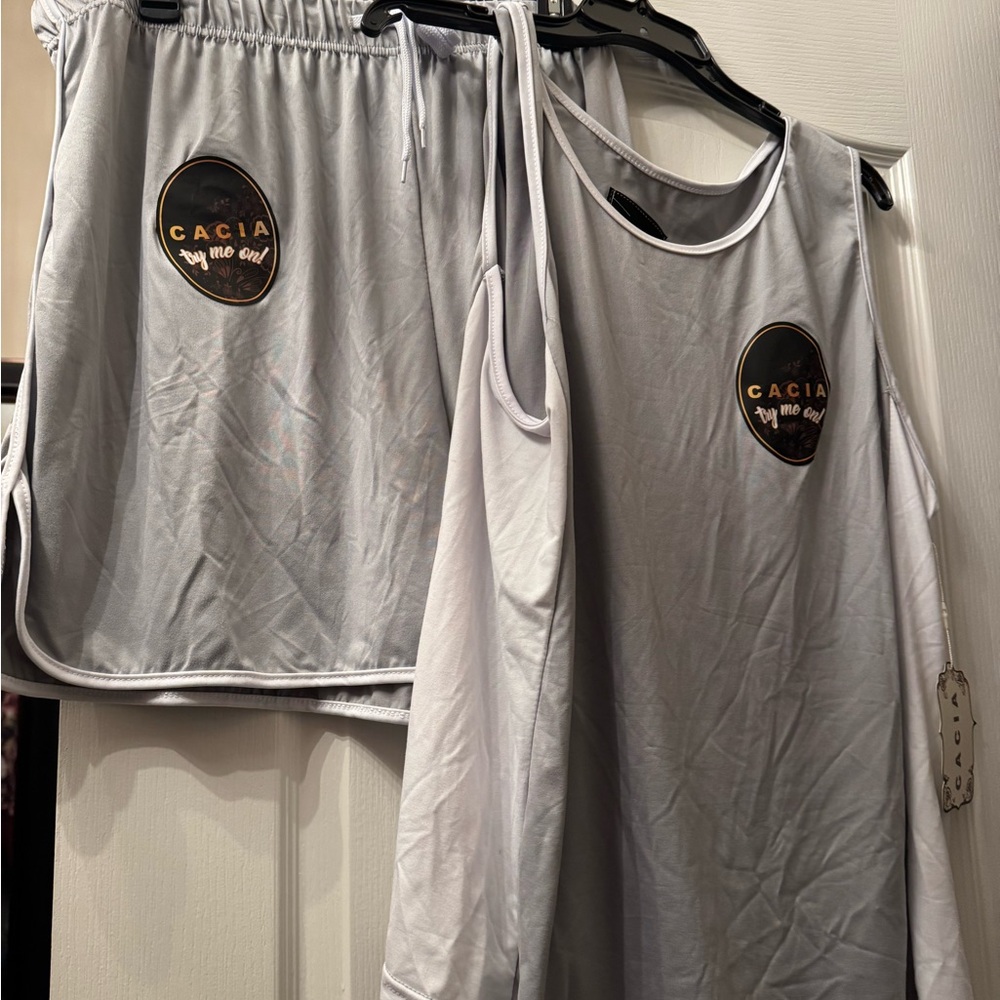 White and grey Sleeveless 2-piece set great for lounging or workout.